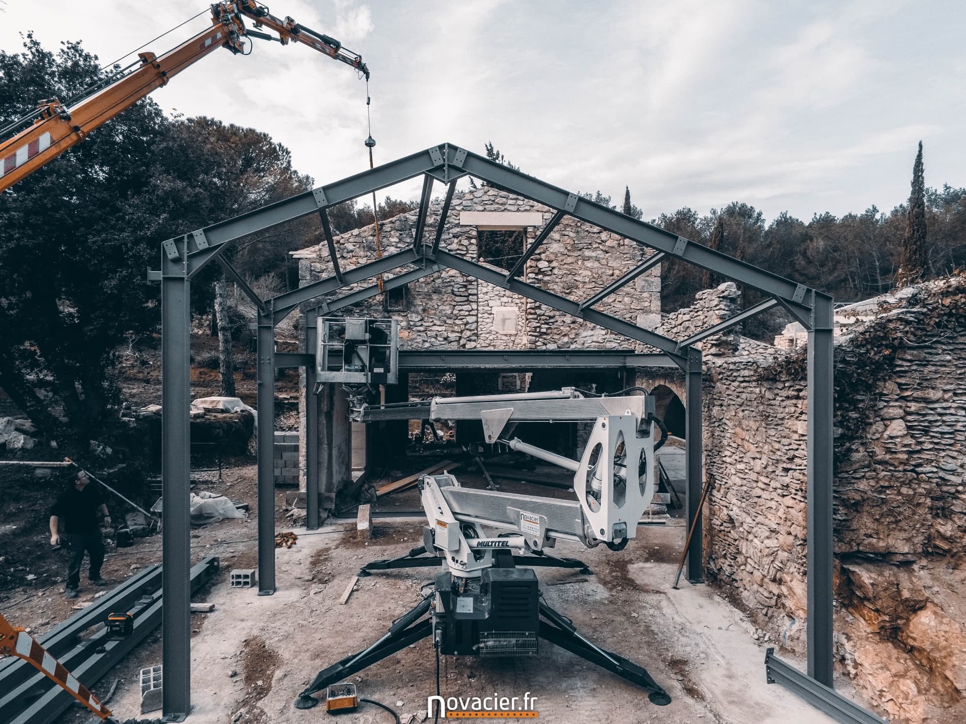 Équipe de pose Novacier levant une charpente métallique à la grue sur un chantier en Provence