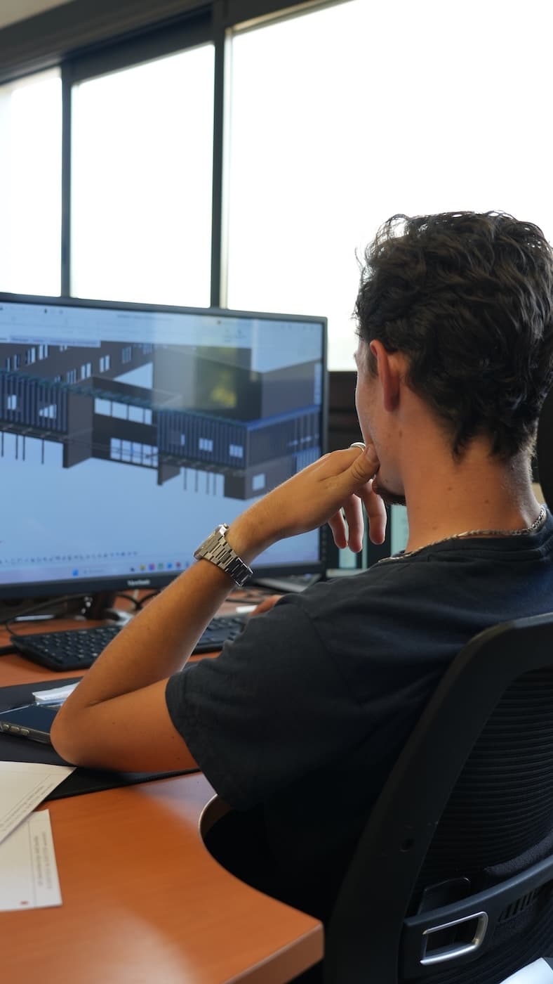 Projeteur du bureau d'études Novacier modélisant une charpente en 3D