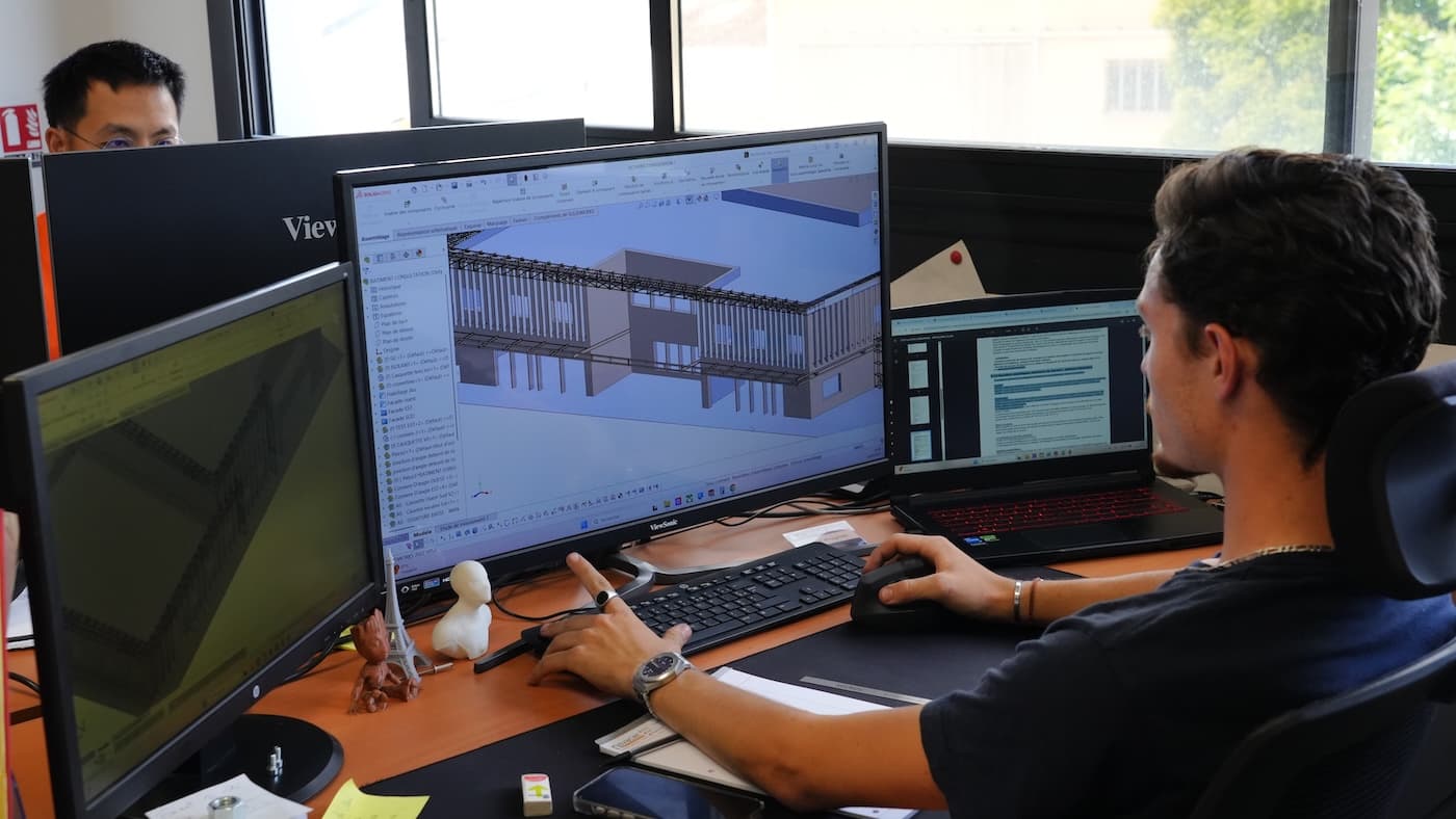 Dessinateur du bureau d'études Novacier sur un modèle 3D de charpente métallique, atelier de Cheval-Blanc