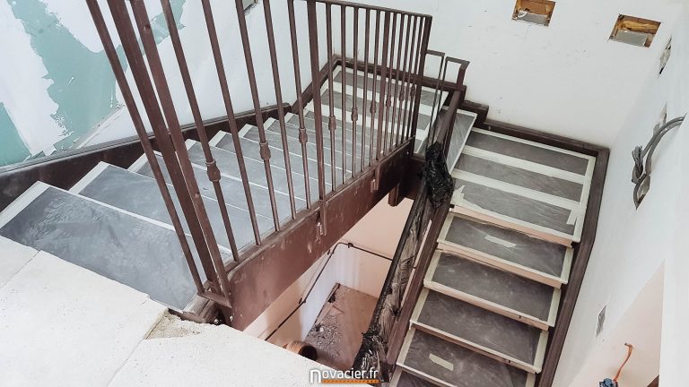 Escalier À Retour Perpendiculaire d'Intérieur